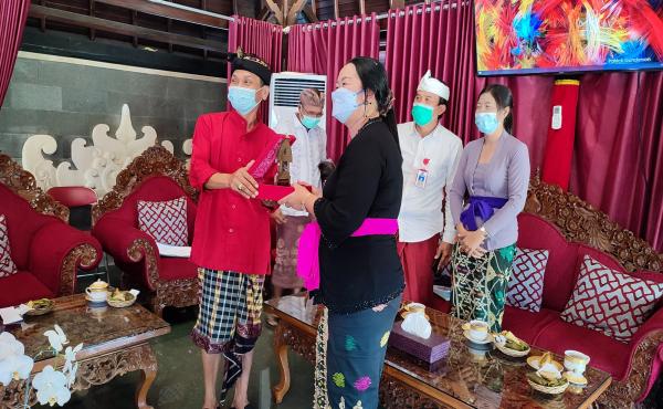 Penyerahan Cinderamata dari DPRD Kabupaten Tabanan kepada Kepala Dinas Lingkungan Hidup Kab. Bangli